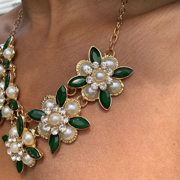 Green and Pearl Flower Necklace - Picture 4 of 8